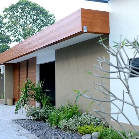 RedDoorz Syariah Plus near Banyuwangi Airport Bagian luar foto
