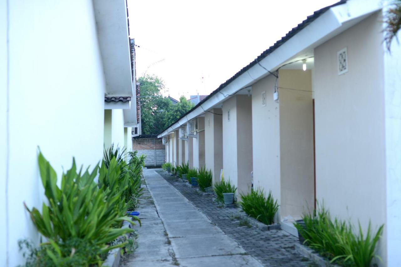 RedDoorz Syariah Plus near Banyuwangi Airport Bagian luar foto